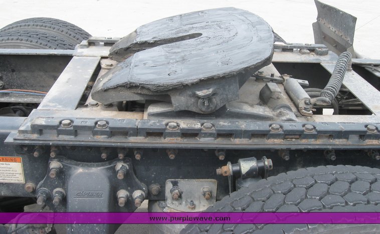 image for item 1803 2005 Freightliner Columbia 120 semi truck