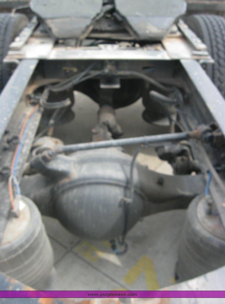 image for item 1803 2005 Freightliner Columbia 120 semi truck