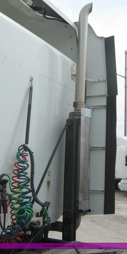 image for item 1803 2005 Freightliner Columbia 120 semi truck