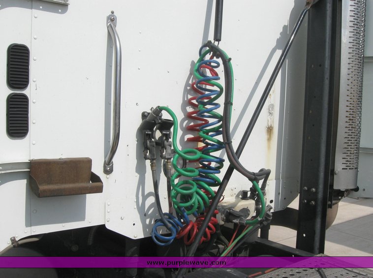 image for item 1803 2005 Freightliner Columbia 120 semi truck