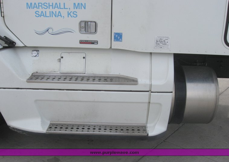 image for item 1803 2005 Freightliner Columbia 120 semi truck