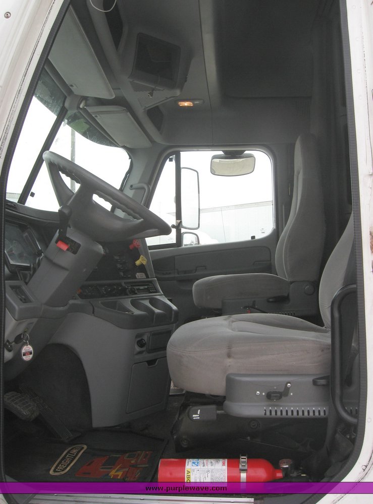 image for item 1803 2005 Freightliner Columbia 120 semi truck