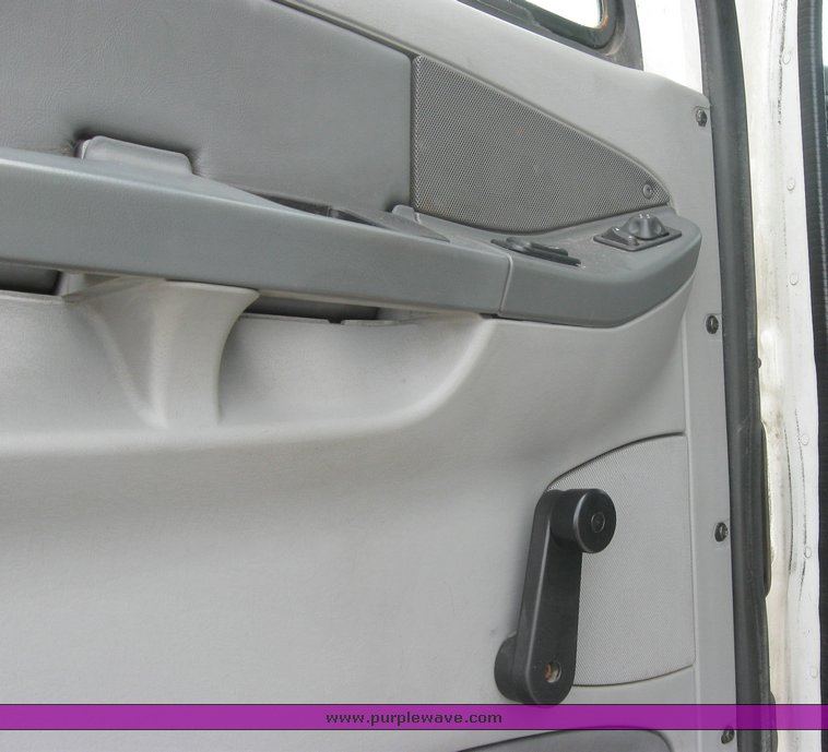 image for item 1803 2005 Freightliner Columbia 120 semi truck