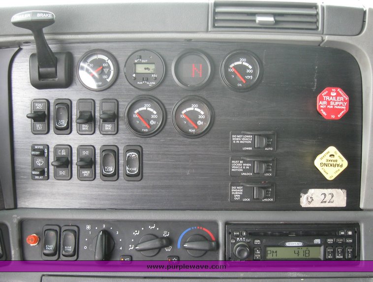 image for item 1803 2005 Freightliner Columbia 120 semi truck