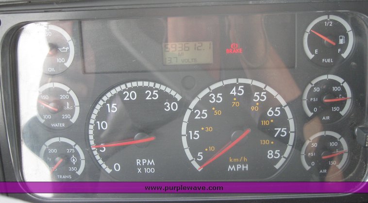 image for item 1803 2005 Freightliner Columbia 120 semi truck