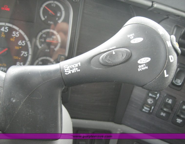 image for item 1803 2005 Freightliner Columbia 120 semi truck