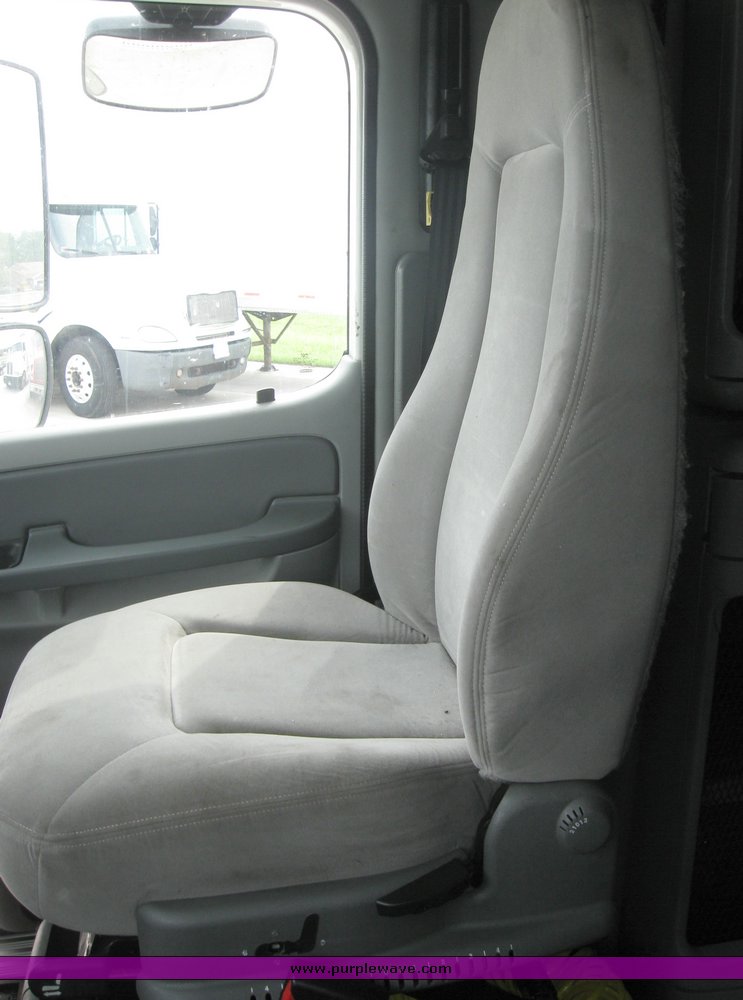 image for item 1803 2005 Freightliner Columbia 120 semi truck