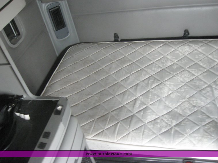 image for item 1803 2005 Freightliner Columbia 120 semi truck