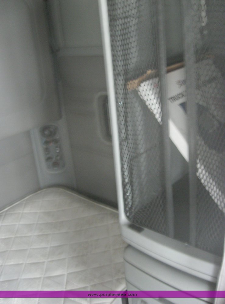 image for item 1803 2005 Freightliner Columbia 120 semi truck