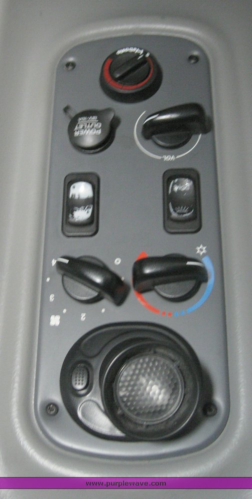 image for item 1803 2005 Freightliner Columbia 120 semi truck