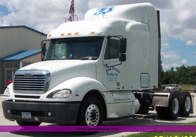 image for item 1804 2005 Freightliner Columbia 120 semi truck