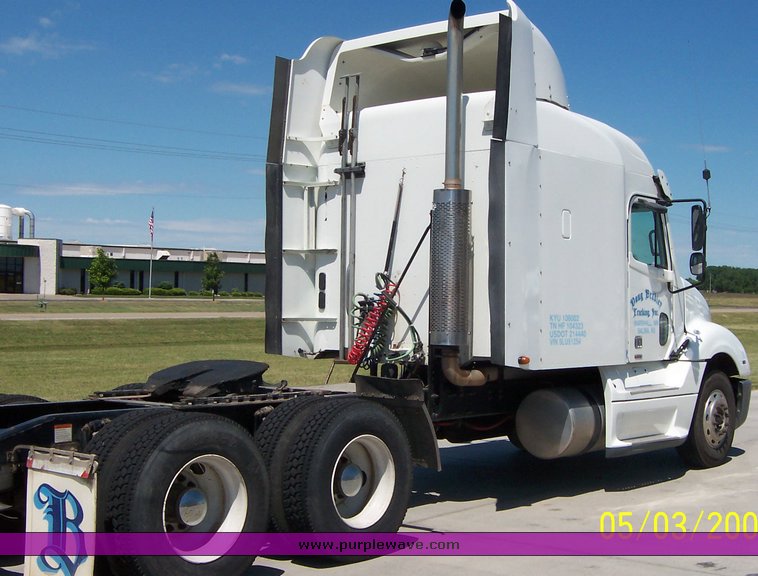 image for item 1804 2005 Freightliner Columbia 120 semi truck