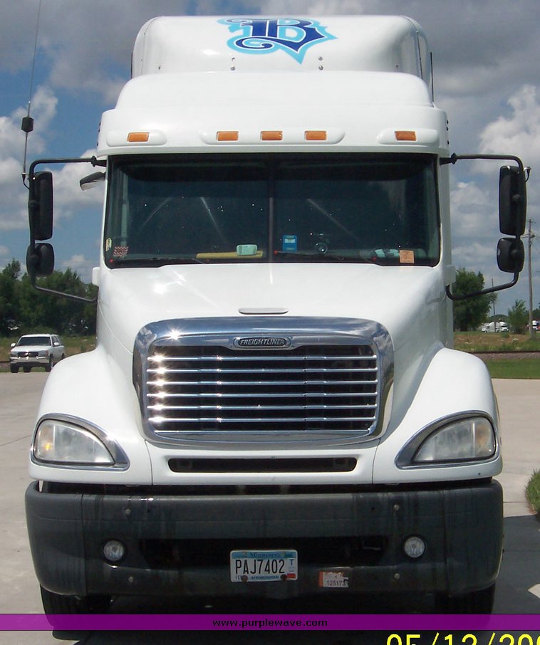 image for item 1804 2005 Freightliner Columbia 120 semi truck