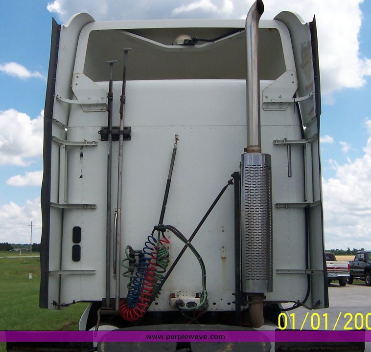 image for item 1804 2005 Freightliner Columbia 120 semi truck