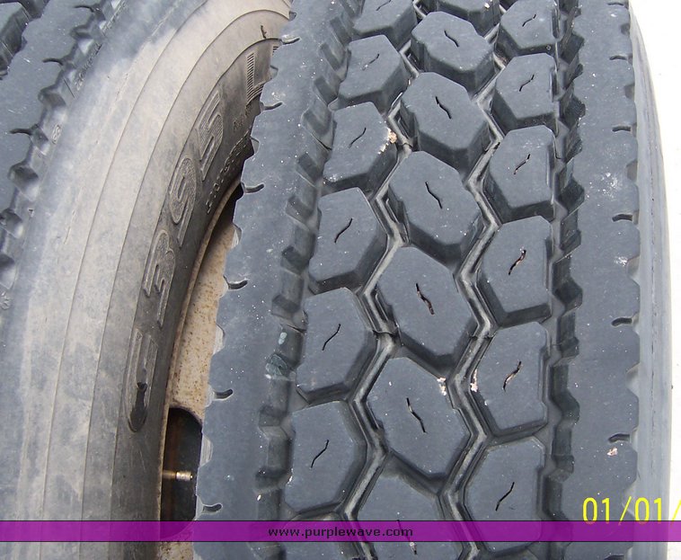 image for item 1804 2005 Freightliner Columbia 120 semi truck