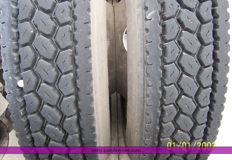 image for item 1804 2005 Freightliner Columbia 120 semi truck