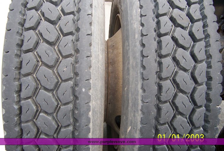 image for item 1804 2005 Freightliner Columbia 120 semi truck