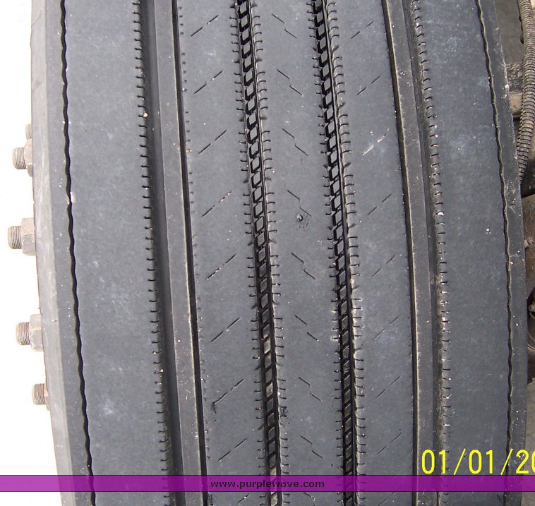 image for item 1804 2005 Freightliner Columbia 120 semi truck