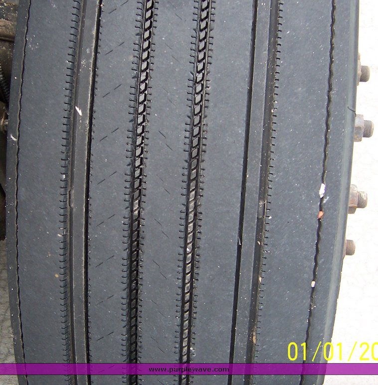 image for item 1804 2005 Freightliner Columbia 120 semi truck