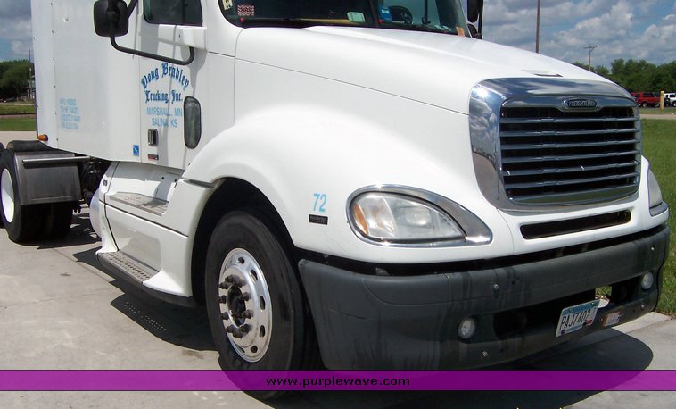 image for item 1804 2005 Freightliner Columbia 120 semi truck