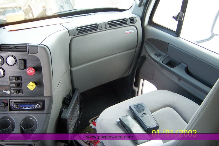 image for item 1804 2005 Freightliner Columbia 120 semi truck