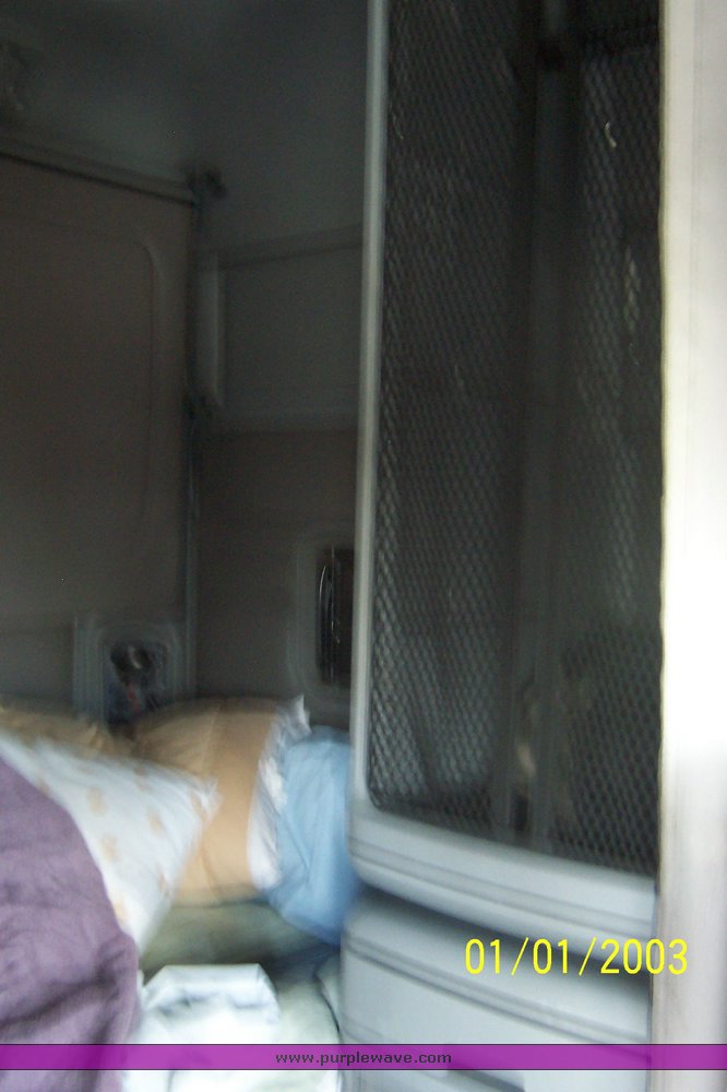 image for item 1804 2005 Freightliner Columbia 120 semi truck