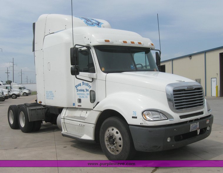 image for item 1805 2005 Freightliner Columbia 120 semi truck