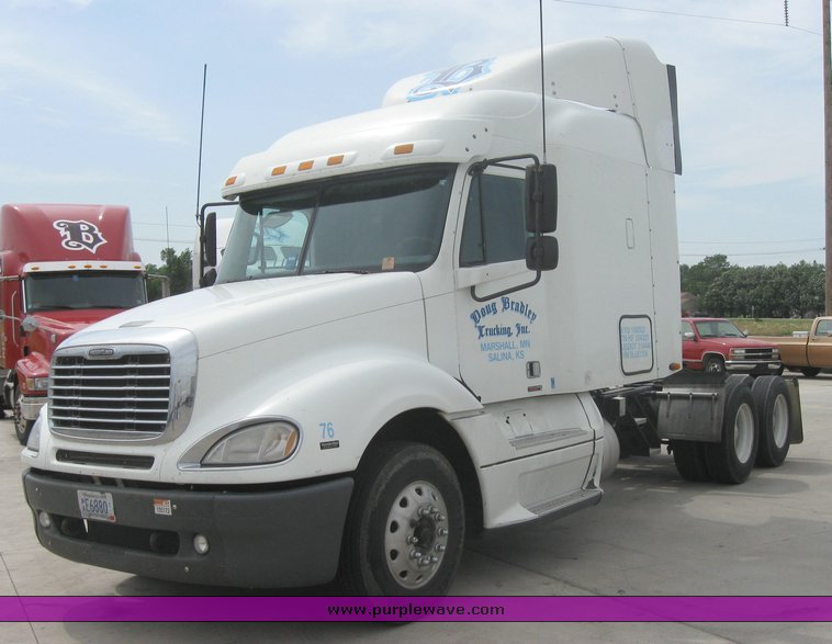 image for item 1805 2005 Freightliner Columbia 120 semi truck
