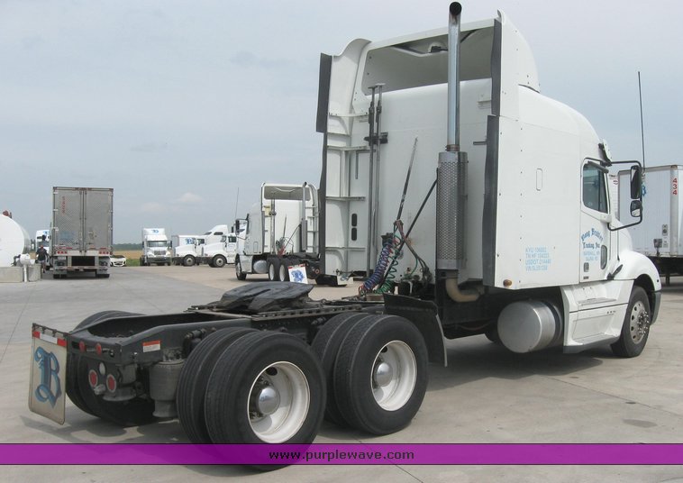 image for item 1805 2005 Freightliner Columbia 120 semi truck