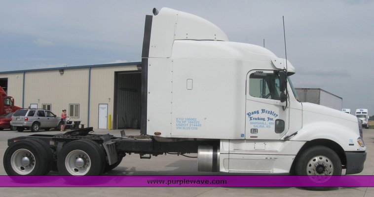 image for item 1805 2005 Freightliner Columbia 120 semi truck