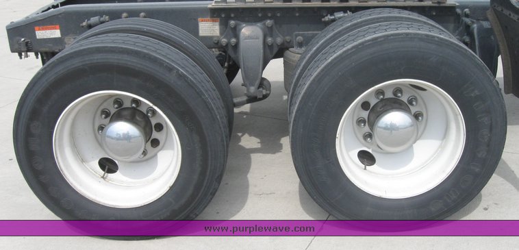 image for item 1805 2005 Freightliner Columbia 120 semi truck