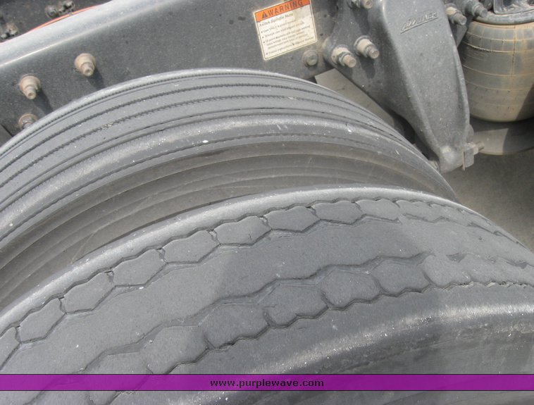 image for item 1805 2005 Freightliner Columbia 120 semi truck