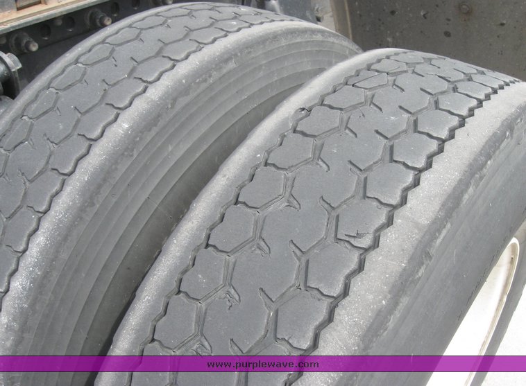 image for item 1805 2005 Freightliner Columbia 120 semi truck