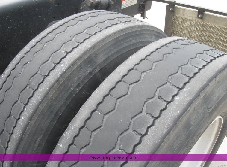 image for item 1805 2005 Freightliner Columbia 120 semi truck