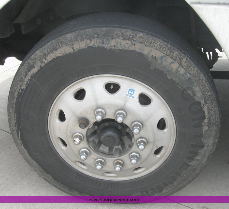 image for item 1805 2005 Freightliner Columbia 120 semi truck