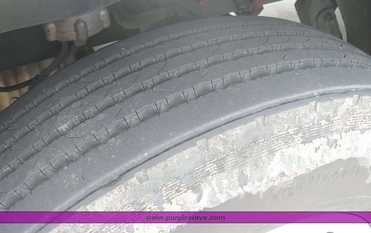 image for item 1805 2005 Freightliner Columbia 120 semi truck