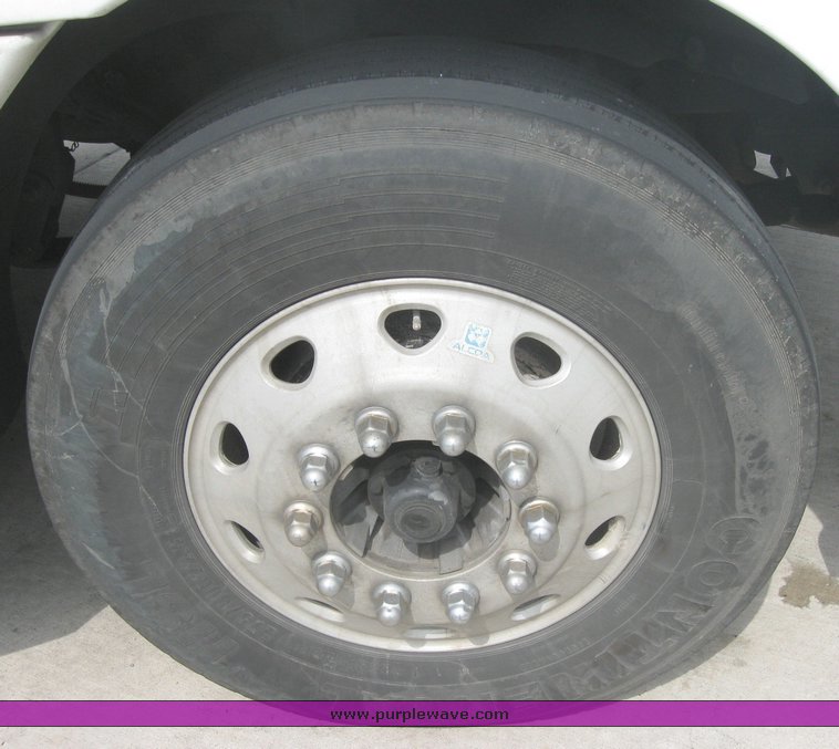 image for item 1805 2005 Freightliner Columbia 120 semi truck