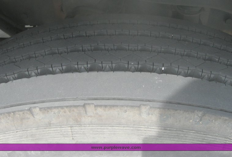 image for item 1805 2005 Freightliner Columbia 120 semi truck