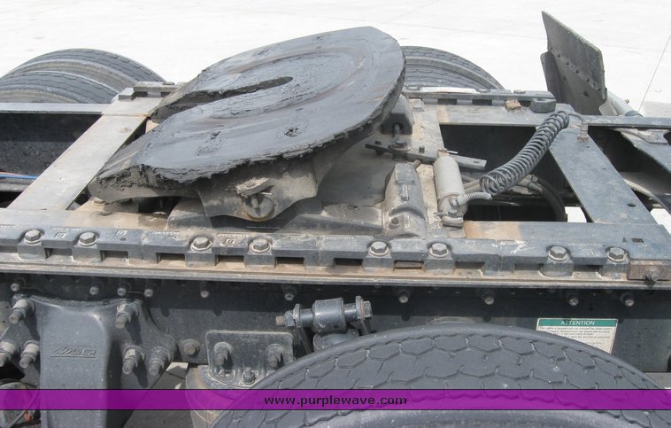 image for item 1805 2005 Freightliner Columbia 120 semi truck