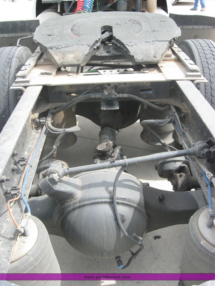 image for item 1805 2005 Freightliner Columbia 120 semi truck