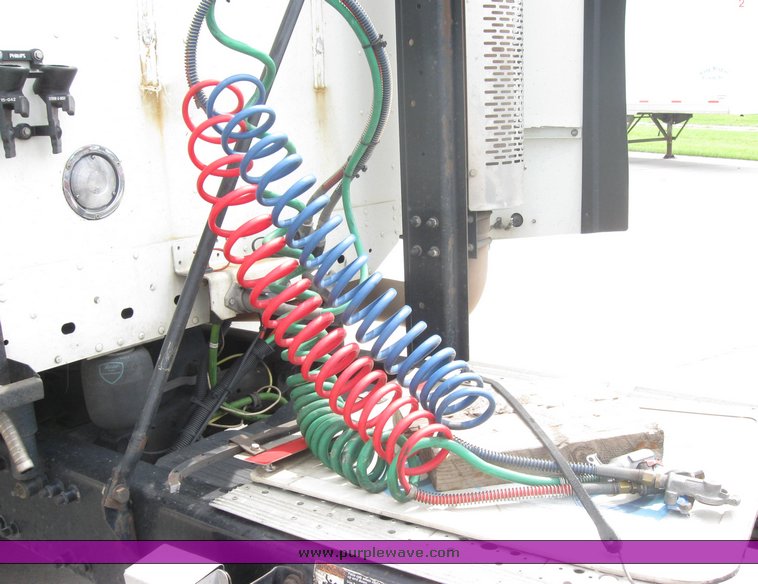 image for item 1805 2005 Freightliner Columbia 120 semi truck