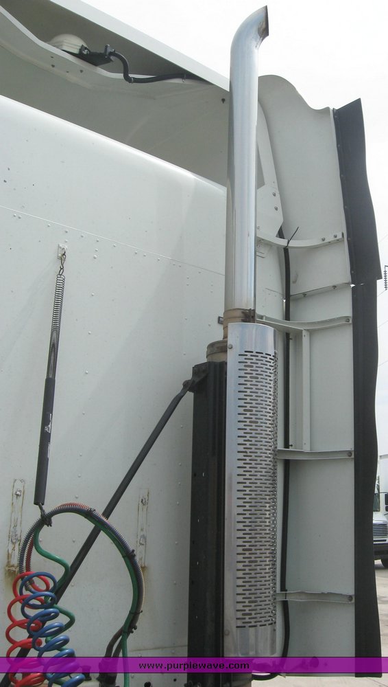 image for item 1805 2005 Freightliner Columbia 120 semi truck