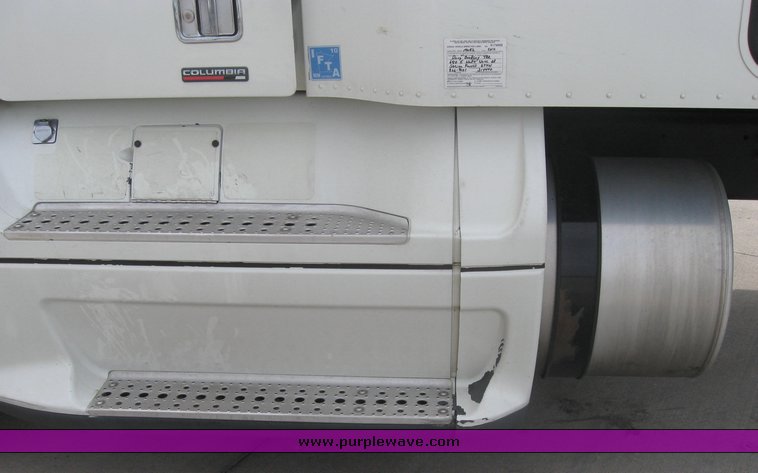 image for item 1805 2005 Freightliner Columbia 120 semi truck