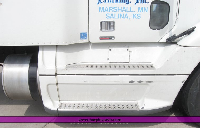 image for item 1805 2005 Freightliner Columbia 120 semi truck
