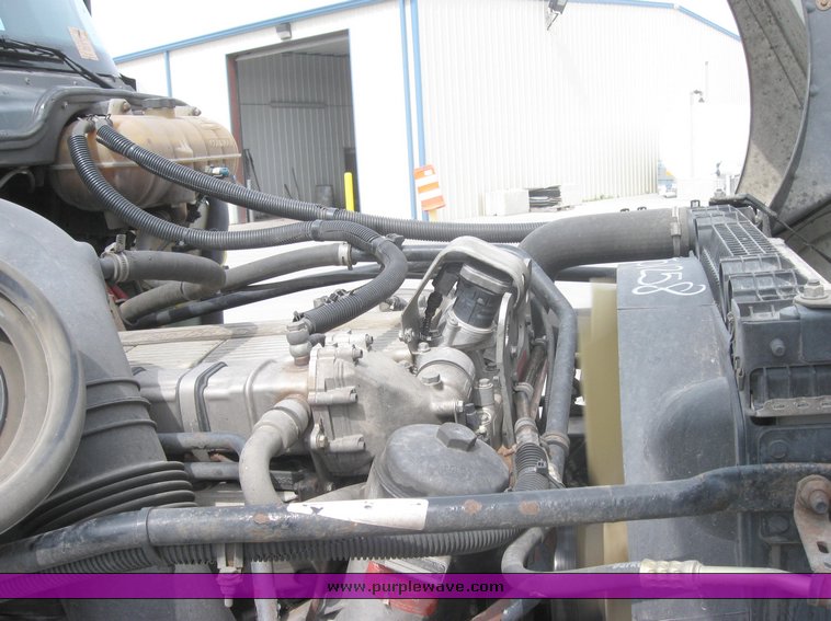 image for item 1805 2005 Freightliner Columbia 120 semi truck