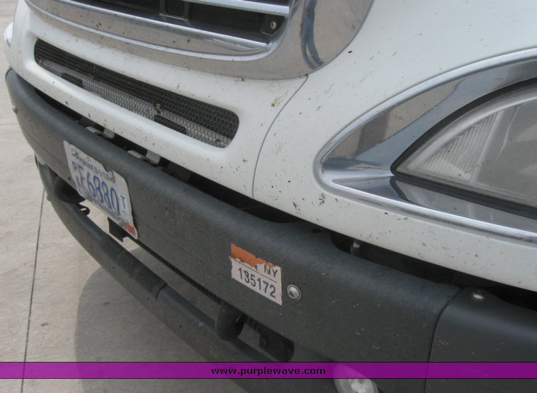 image for item 1805 2005 Freightliner Columbia 120 semi truck