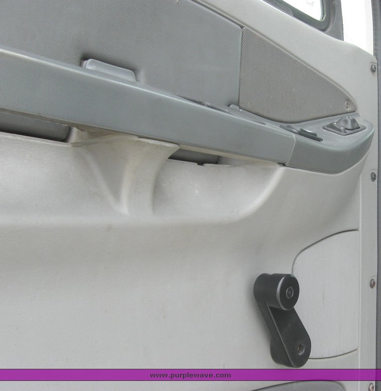 image for item 1805 2005 Freightliner Columbia 120 semi truck