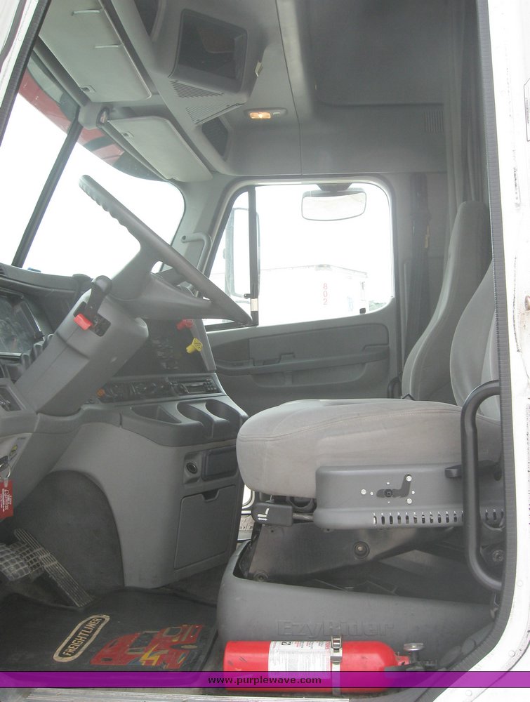 image for item 1805 2005 Freightliner Columbia 120 semi truck