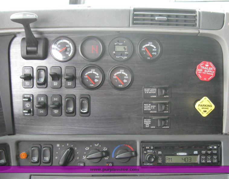 image for item 1805 2005 Freightliner Columbia 120 semi truck