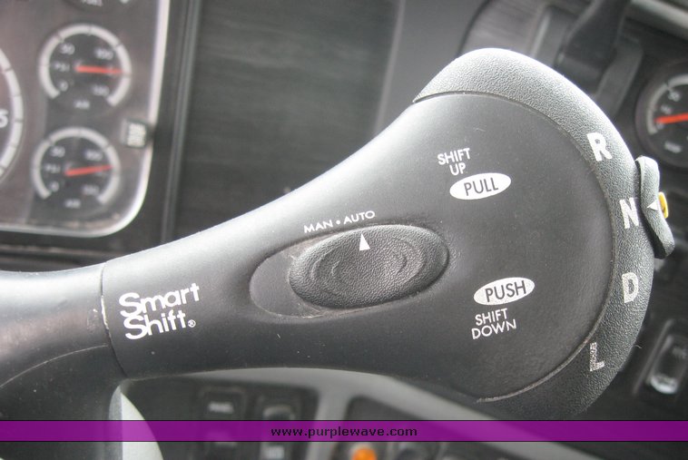 image for item 1805 2005 Freightliner Columbia 120 semi truck